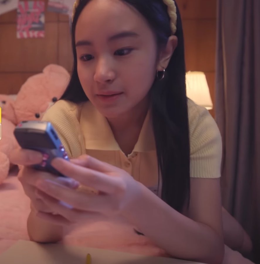 capkris's tweet photo. si krystal lang ba mean girl sa school pero batak magpababy sa chat #capkrys https://t.co/LNi3GUrZMO