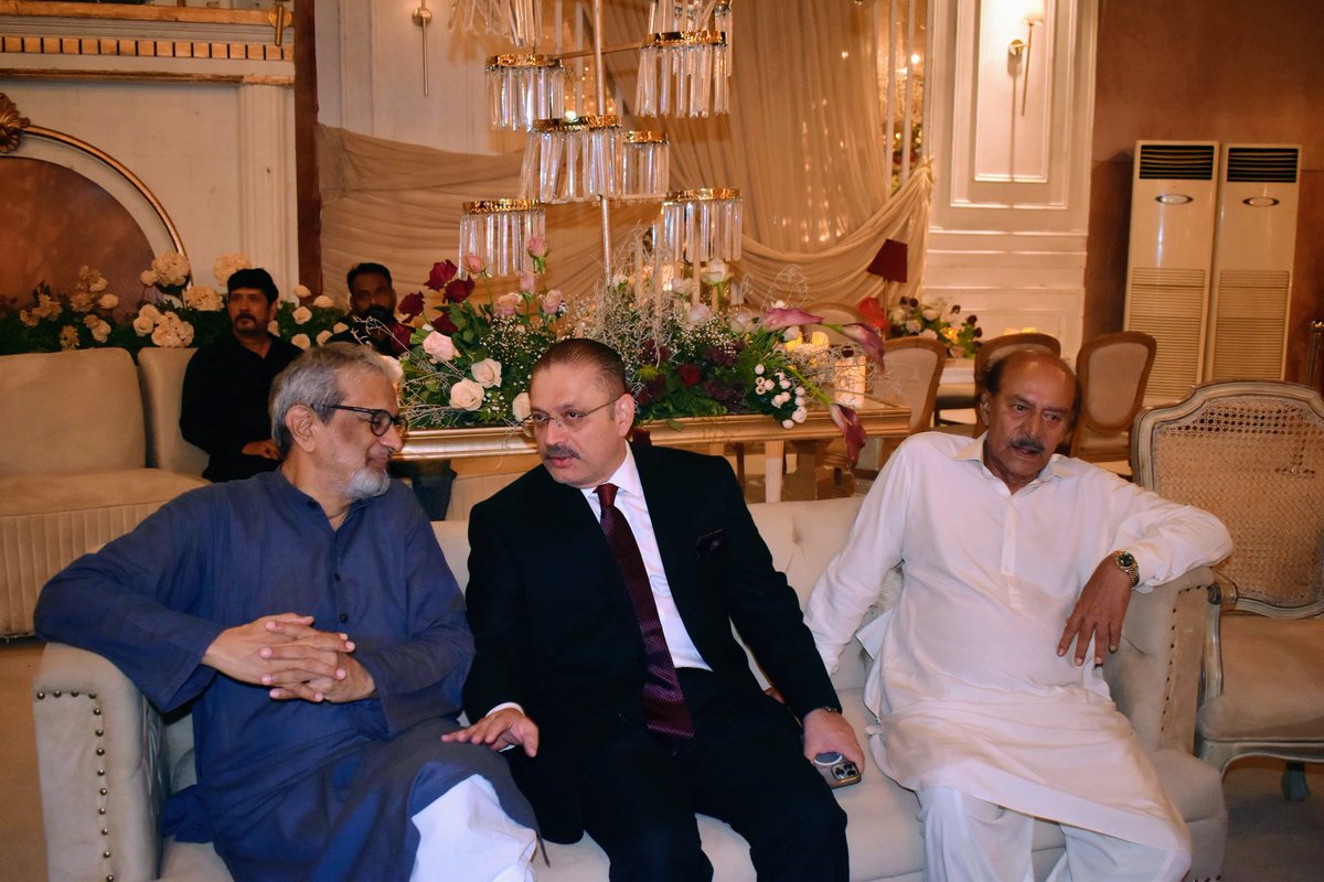 RazzaqueShkh's tweet photo. کراچی: سینئر صوبائی وزیر، صوبائی وزیر براۓ اطلاعات، ٹرانسپورٹ و ماس ٹرانزٹ شرجیل انعام میمن اور پیپلز پارٹی کے رہنما راول شرجیل میمن نے جناب نور محمد کاکڑ کے صاحبزادے کی شادی کی تقریب میں شرکت کی۔ اس موقع پر مختلف سیاسی، سماجی اور کاروباری شخصیات بھی موجود تھیں۔
@sharjeelinam https://t.co/HSjePmH6TE