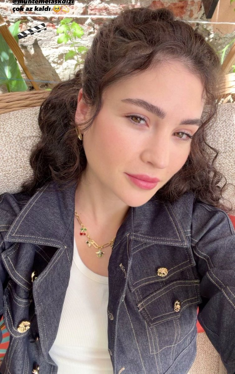 cafedeolla24's tweet photo. No saben lo reconfortante que se siente ver que vistan bien a #MelisMinkari después de kardeşlerim. 

🩷 Buena suerte para mi Melo. https://t.co/ZtnVa64BEs