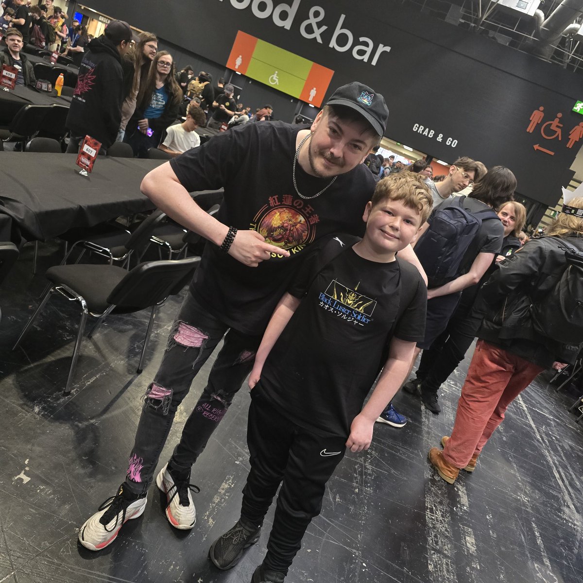 ThePitYakka's tweet photo. @RevzCardsUK My son was buzzing to meet you my guy, thanks for taking the time to get a photo ❤️ https://t.co/Pke26osFOU