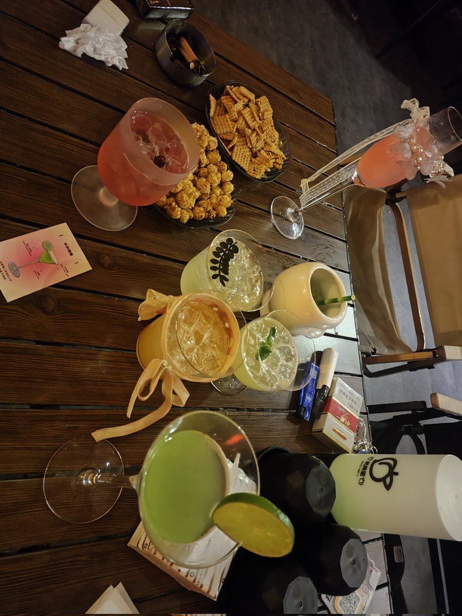 baijiuning1's tweet photo. 【回忆】(memory) 
经过反复美化,已与原始事件基本无关的情感素材 https://t.co/VhQKQt4x8b