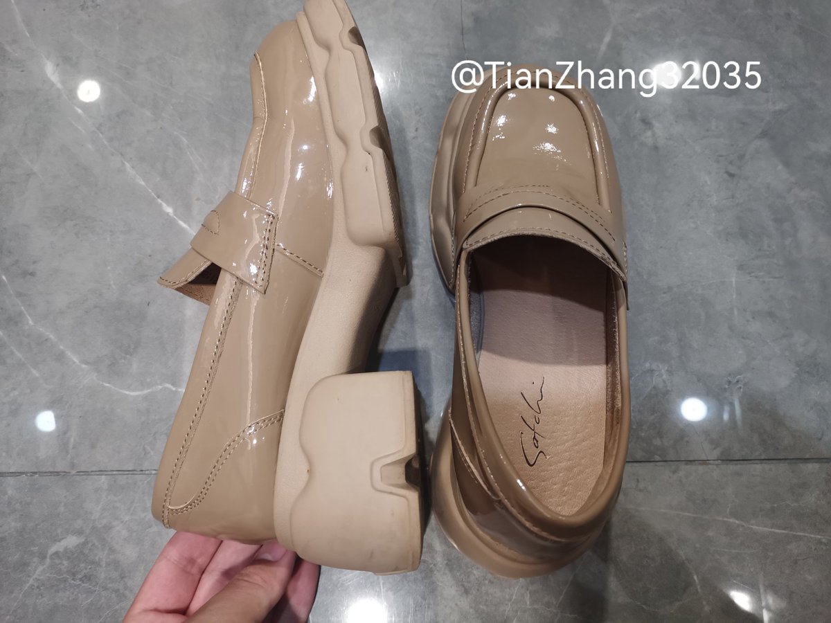 TianZhang32035's tweet photo. 今天扫到这双奶茶色漆皮厚底乐福鞋，圆头看着乖乖的又泛着骚气，鞋垫又软又弹，亮面漆皮在灯光下反着淫靡的光泽。要不是今天已经起飞过了，高低射在里面😋  #扫楼 #打胶 #射鞋 #扫楼打胶 https://t.co/wRUsB4okYh