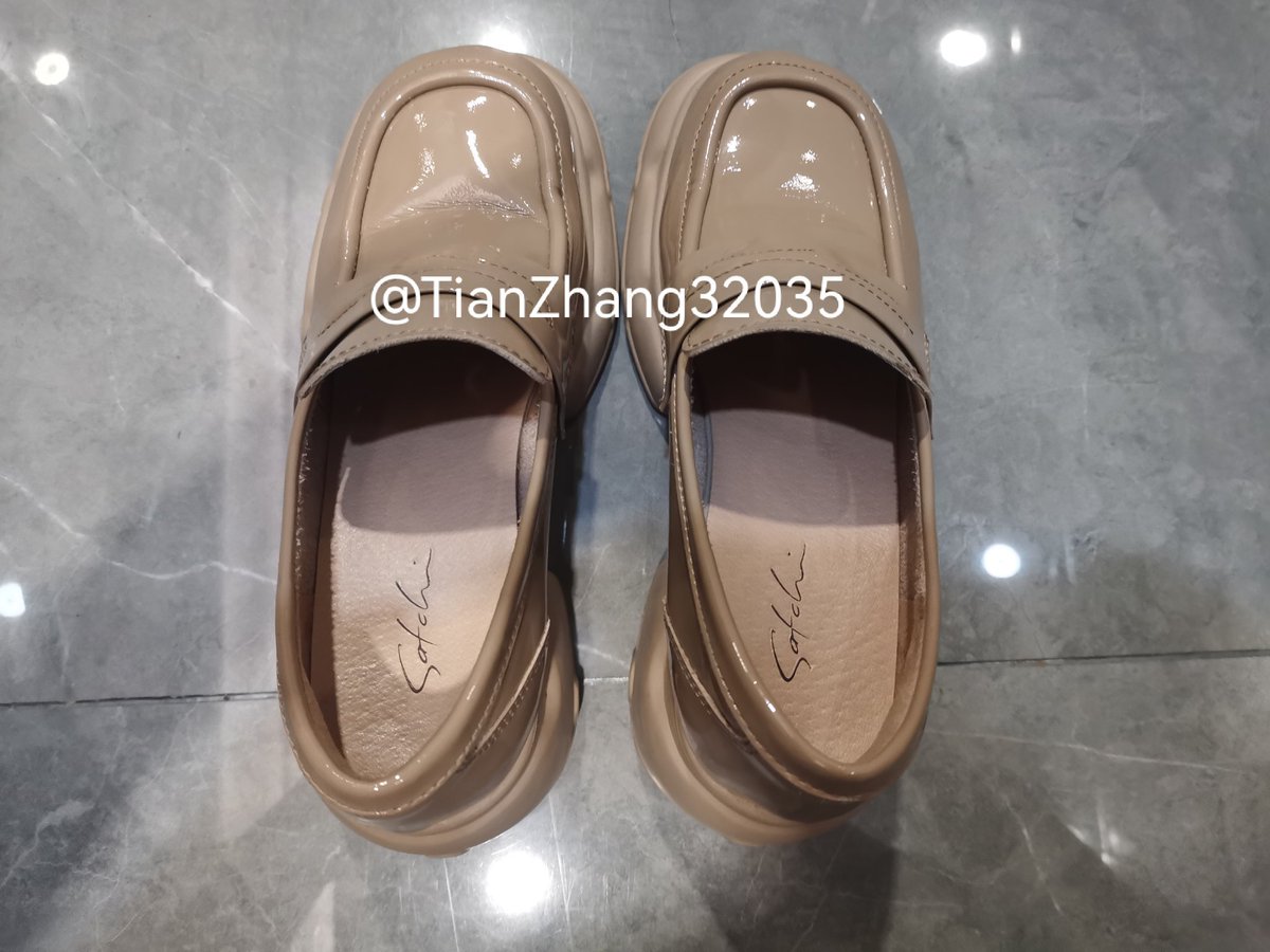 TianZhang32035's tweet photo. 今天扫到这双奶茶色漆皮厚底乐福鞋，圆头看着乖乖的又泛着骚气，鞋垫又软又弹，亮面漆皮在灯光下反着淫靡的光泽。要不是今天已经起飞过了，高低射在里面😋  #扫楼 #打胶 #射鞋 #扫楼打胶 https://t.co/wRUsB4okYh