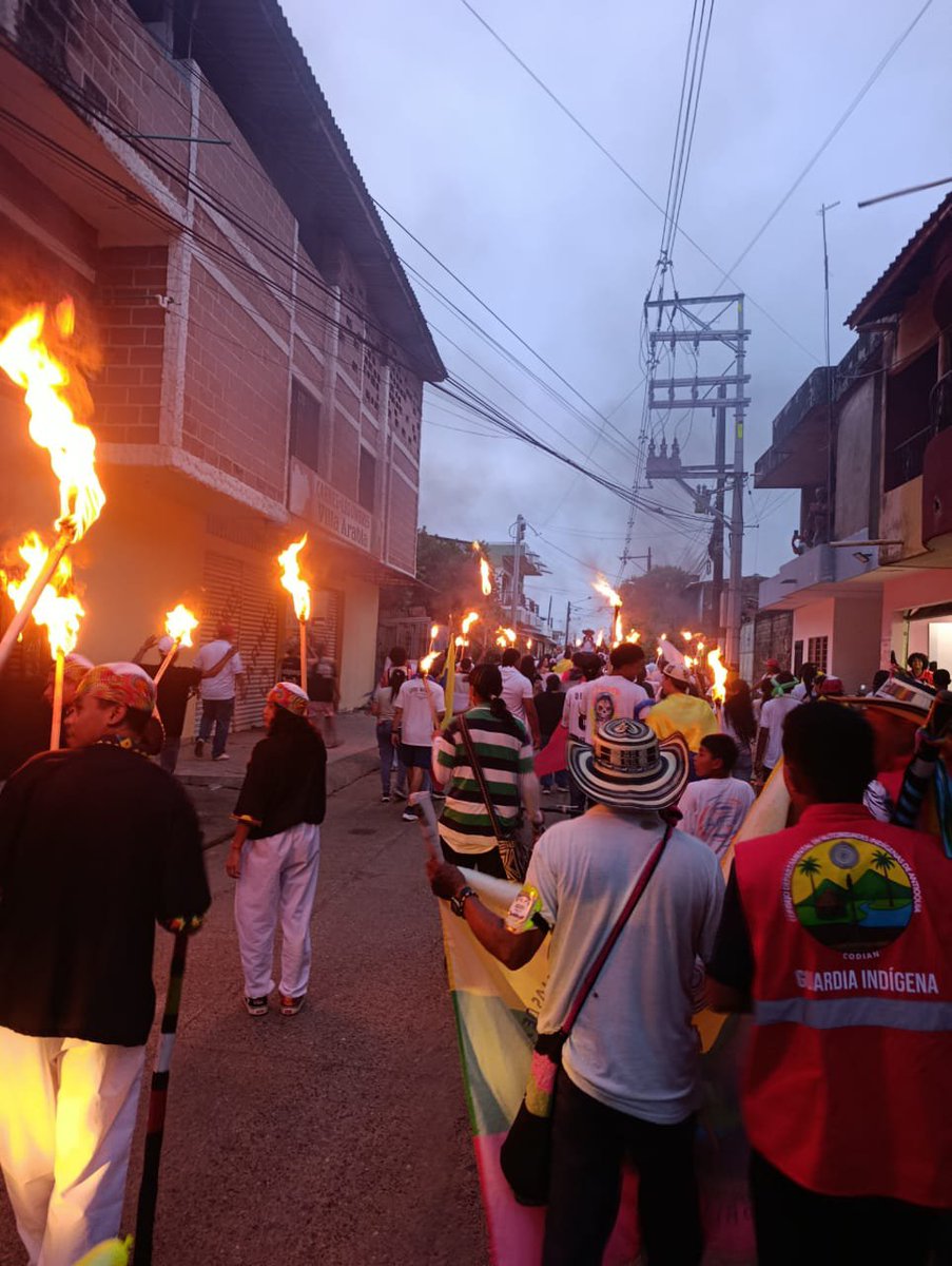 ISAZULETA's tweet photo. El Bajo Cauca antioqueño, sus comunidades indígenas, campesinas, pescaadoras y mineras con @IvanCepedaCast y @aida_quilcue 
Una bella marcha de las antorchas 🔥ocurrió anoche en Caucasia Antioquia.

Guardia, guardia, fuerza, fuerza ✊🏾 https://t.co/JHHGM4yJrX