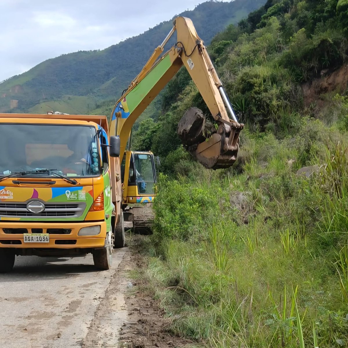 AzuayPrefectura's tweet photo. 🚧 #EmergenciasViales | Mantenemos activos los trabajos de emergencia en la vía Tendales – San Rafael de Sharug, cantón Pucará, para recuperar la conectividad afectada por el fuerte invierno. https://t.co/hEdSYB8z7M