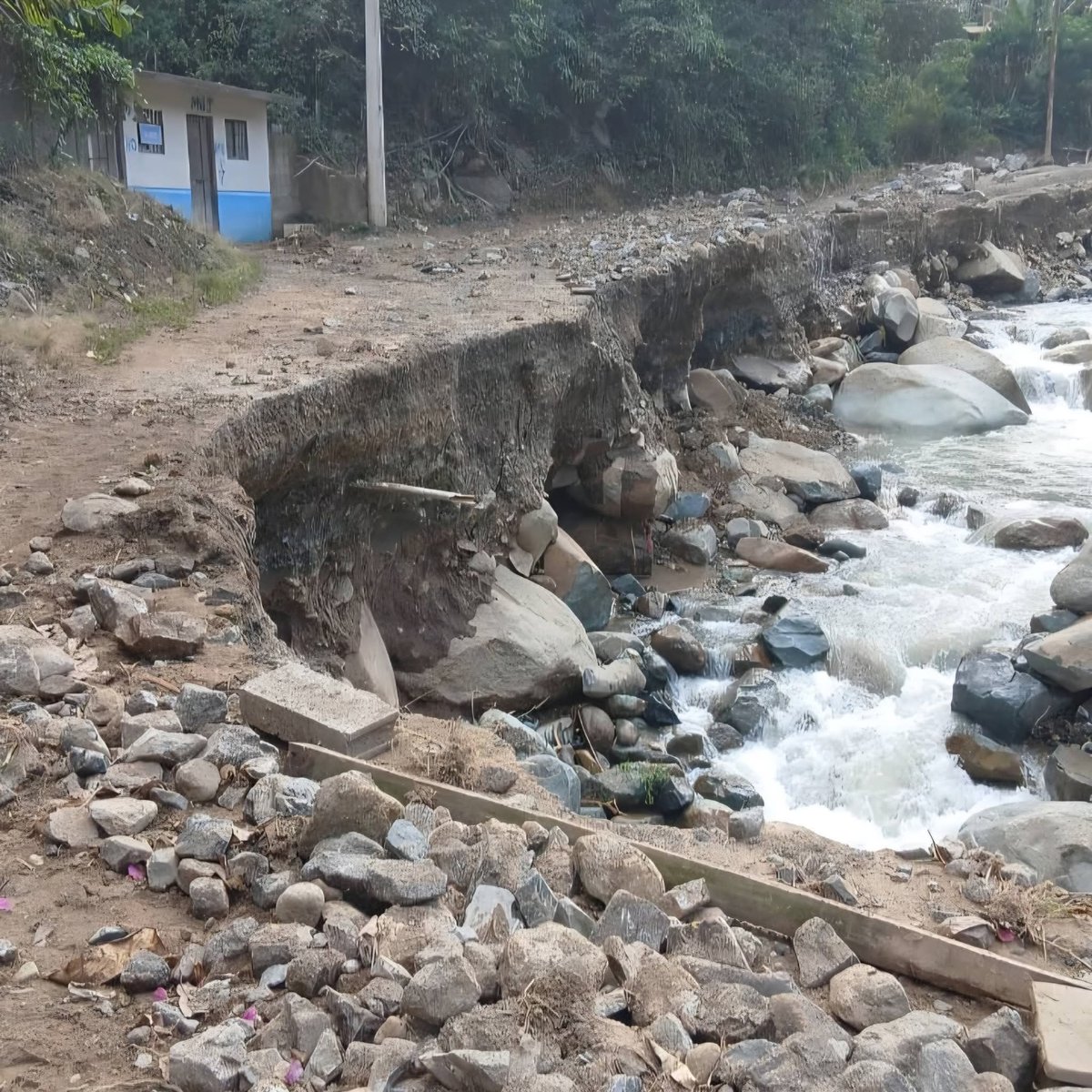 AzuayPrefectura's tweet photo. 🚧 #EmergenciasViales | Mantenemos activos los trabajos de emergencia en la vía Tendales – San Rafael de Sharug, cantón Pucará, para recuperar la conectividad afectada por el fuerte invierno. https://t.co/hEdSYB8z7M