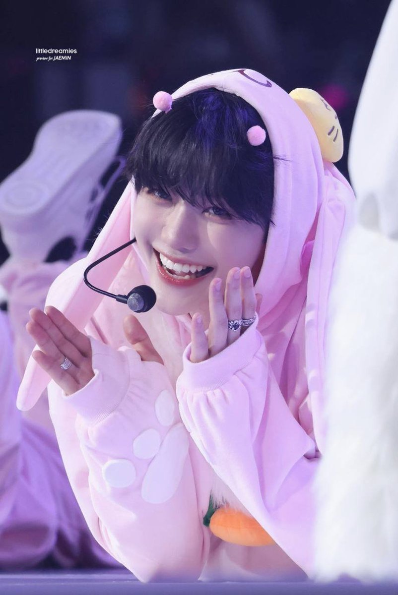 jenolecc's tweet photo. How can someone look this amazing? https://t.co/4EHFhleVs8