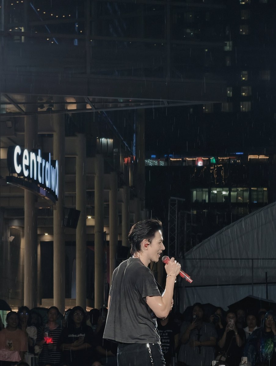 biew_a's tweet photo. สุดท้ายแล้วก็ไม่เคยคิดผิดที่ได้มาตามต้าห์อู๋น๊า ขอบคุณที่เต็มที่กับทุกสิ่ง อย่างวันนี้ฝนตกแต่เพราะความเป็นต้าห์อู๋ และ energy ของต้าห์อู๋ทำให้แฟนคลับหลายๆคนลืมเรื่องว่าฝนตกไปเลย ขอบคุณที่สร้างบรรยากาศดีๆ และสร้างรอยยิ้มให้กับทุกคนแบบนี้ Dinou เพราะมีต้าห์อู๋อยู่ข้างๆจริงๆคับ https://t.co/vnAVsA1rvi