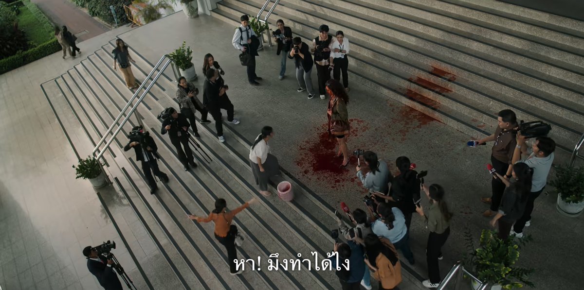 299_lll's tweet photo. 1️⃣ฉากสาดเลือด-ชอบงานภาพฉากนี้มาก เลือดสื่อถึงการสูญเสีย เป็นสิ่งสกปรกและธรรมชาติของเลือดจะส่งกลิ่นคาวคลุ้งติดตัว การที่เหยื่อตั้งใจสาดใส่จิตตรีก็คือการด่าตรงๆนั่นแหละว่าเป็นพวกมือสกปรก ในฉากนี้จะเห็นว่าจิตตรีก้าวข้ามกองเลือดนั้นไป เป็นชัยชนะท่ามกลางค.สูญเสียของคนอื่น และกองเลือดเดียวกันนี้มันสะท้อนภาพของเมฆ แถมหยดเลือดยังกระเด็นไปโดนเมฆด้วย เหมือนเป็นการสปอยหน่อยๆว่าหลังจากนี้เมฆก็จะมีส่วนเข้ามาพัวพันกับสิ่งโสมมนี้ไม่ต่างกัน
