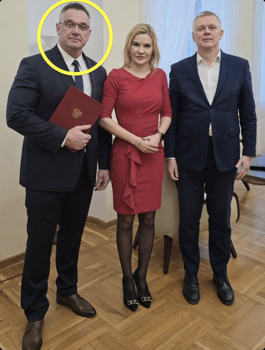 okiemtomkaw's tweet photo. Angelę P., byłą już dyrektorkę działu prawnego CBA, awansował szef CBA Strzelczyk (człowiek Wąsika), na tegoż szefa CBA rekomendował go premierowi Koordynator Siemoniak.  
Angela P. nie została zwolniona, a odeszła za porozumieniem stron, w piątek. Zero konsekwencji służbowych.