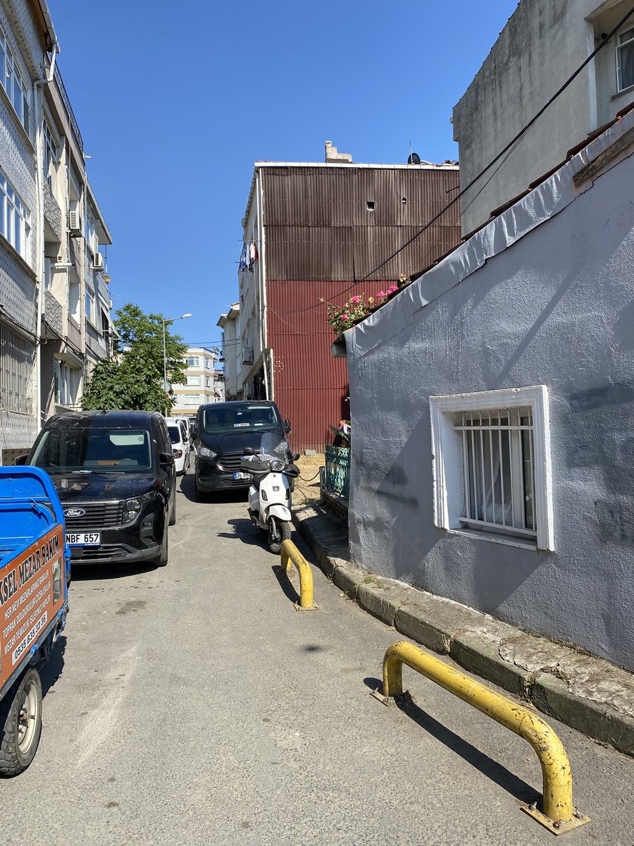 n_onuk's tweet photo. Burası bir sokak çıkmaz sokak değil. Lakin araç parklanmaları sebebiyle geçiş tamamen kapalı her zaman. Sokak düzenlemesi yapılarak bu işgale son verilebilir. @FatihBelediye @MErgun_Turan 

Sümbülefendi mahallesi saka sokak. https://t.co/9IF7DiHthH