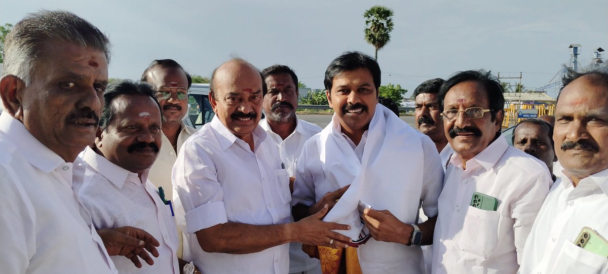 rmanoharanadmk's tweet photo. கழக பொதுசெயலாளர் மாண்புமிகு எடப்பாடியார் அவர்களின் ஆணைக்கிணங்க 
மணப்பாறைசட்டமன்றதொகுதி கழகசெயல் வீரர்கள் &amp; ஆலோசனை கூட்டத்தில் கலந்து கொள்ள வருகை தந்த கழக இளைஞர் இளம் பெண்கள் பாசறை செயலாளர் 
 திண்டுக்கல்மேற்குமாவட்டகழக செயலாளர் 
டாக்டர்திரு. VPB.பரமசிவம் அவர்களை 
வரவேற்ற பொழுது https://t.co/UQD0lvxWLT
