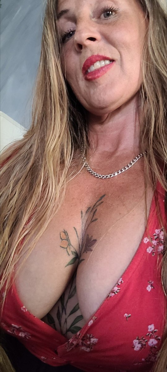kittyjames1986's tweet photo. Bringing me drink to the bedroom oh it's lovely that liqueur ! #sundaydrinks #readyfortheweekahead #sortingshitout #excitedfortheupcoming #thingsinthepipeline #watchthisspace #onlyfans #pornhub #xhamster #tatsntits https://t.co/NhmlS2KEK3