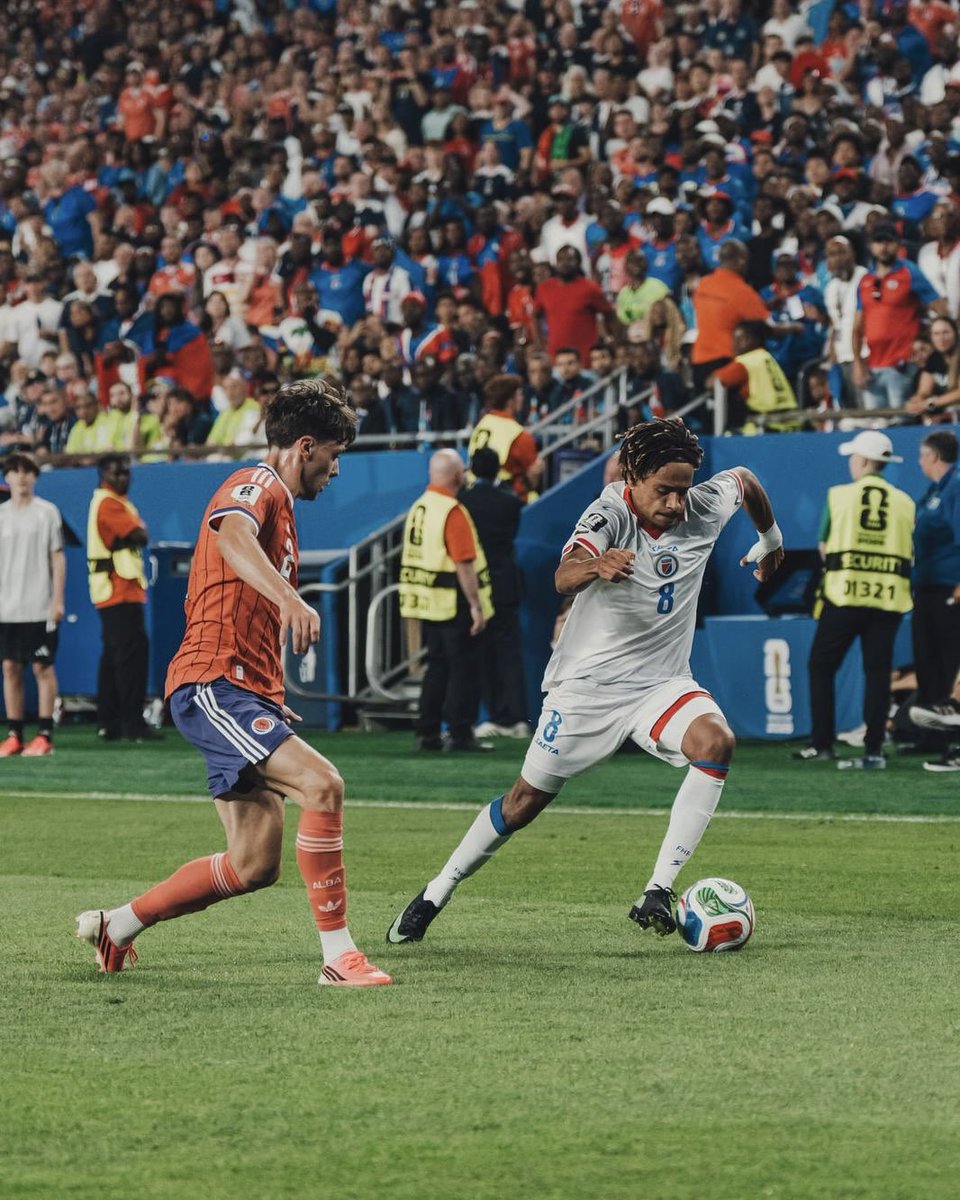 asnlofficiel's tweet photo. Martin Expérience vs @ScotlandNT 🇭🇹🏴󠁧󠁢󠁳󠁣󠁴󠁿

Malgré leur belle prestation, les Grenadiers doivent s’incliner sur la plus petite des marges face à l’Écosse (0-1). Vaillants et courageux, les coéquipiers de Martin Expérience ont largement tenu tête aux Écossais, terminant même la rencontre avec 54% de possession et 15 tirs à 9 💪

Pas de temps ni de place pour les regrets, @fhfhaiti a déjà rendez-vous avec le Brésil dans la nuit de vendredi à samedi 🔜🇧🇷 

Notre défenseur a disputé son premier match de Coupe du Monde dans son intégralité 👏

#ASNL #Histoire #Ensemble