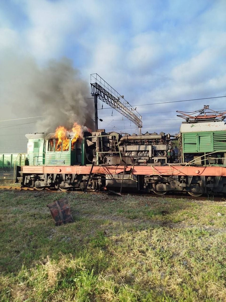 SyndicateGLNews's tweet photo. 🚨 JUST IN: 🇷🇺🇺🇦⚡️ — The operators of the Russian Armed Forces' UAVs continue to hunt down Ukrainian railway trains.

A locomotive was attacked again, this time in the... ⚠️

For more → https://t.co/BFQKi3X3D3

#news #developing #economy #urgent #global #currentevents https://t.co/TAULvZkPgN