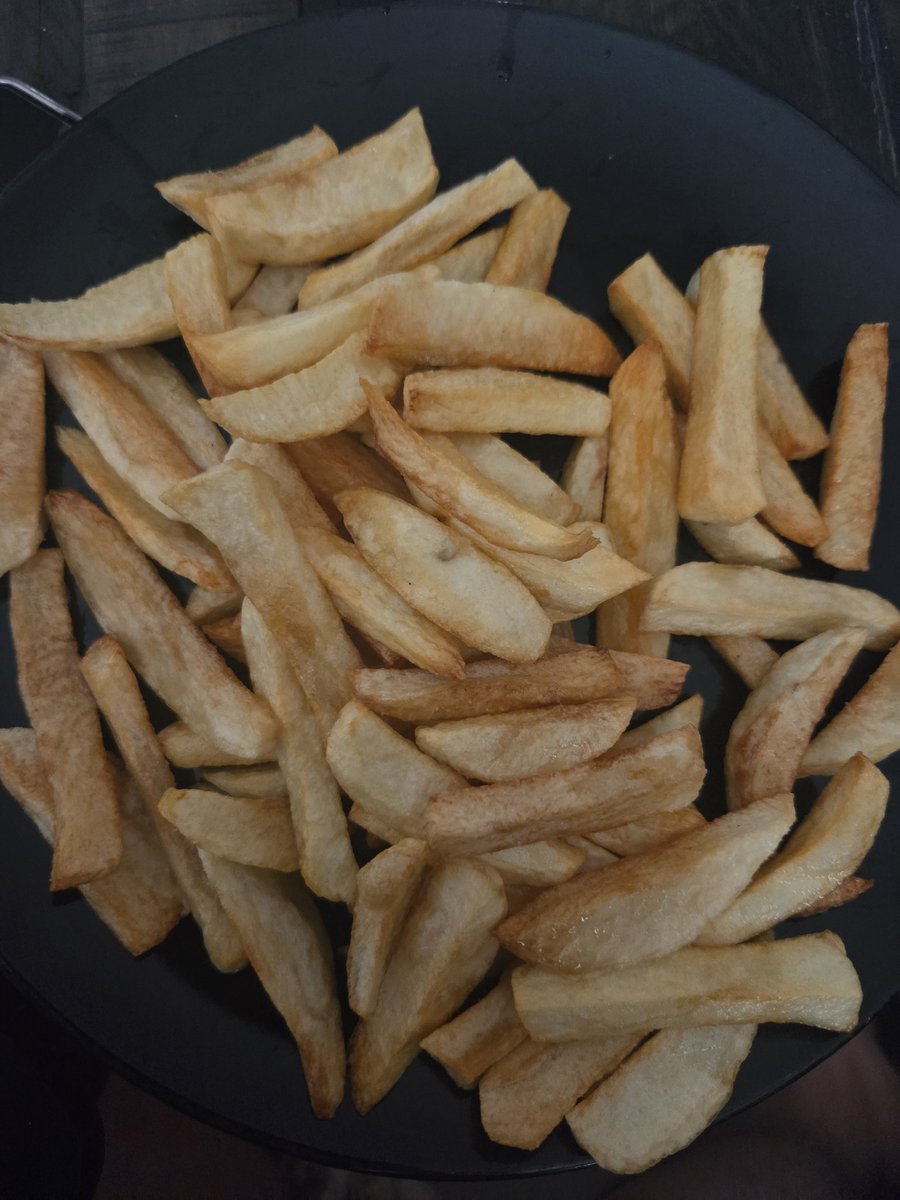 fishoq's tweet photo. HOW MANY CALS IS HALF OF THESE FRIES... me and my partner abt to eat it https://t.co/cHEN2822Wt