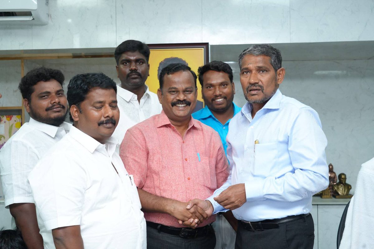 ElavarasuM5's tweet photo. மரக்காணத்தில் சமூகநீதி துறை அமைச்சர் @VanniTamizhVCK அவர்களை  சந்தித்து, குன்னம் சட்டமன்றத் தொகுதி மக்களின் தேவைகள் மற்றும் வளர்ச்சித் திட்டங்கள் தொடர்பான கோரிக்கைகள் முன்வைத்தார் குன்னம் சட்டமன்ற தொகுதியின் மாவட்ட செயலாளர் அண்ணன் பெ .அன்பானந்தம் அவர்கள்.
#குன்னம்சட்டமன்றதொகுதி https://t.co/RDPwTandzh