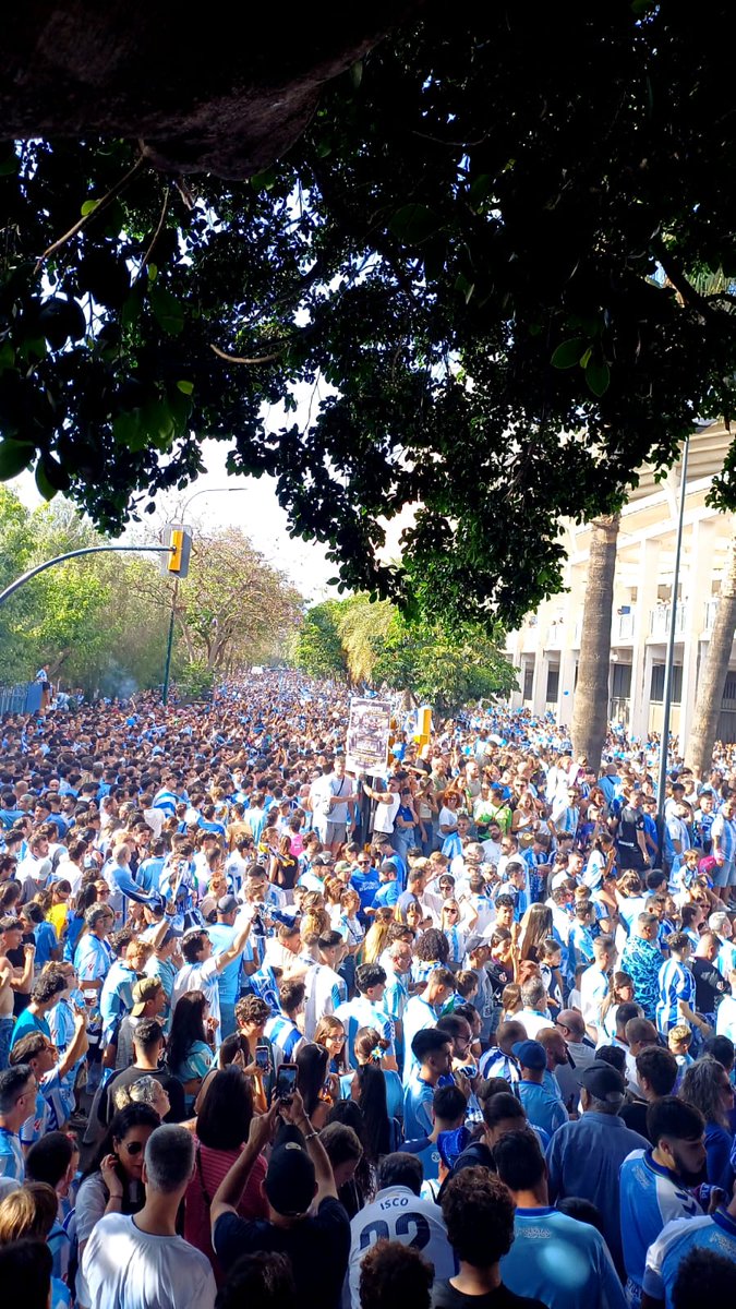 CarlosToregrosa's tweet photo. Y todavía faltan dos horas. Tenéis la ciudad a vuestros pies @MalagaCF https://t.co/trYVd4Fhzf