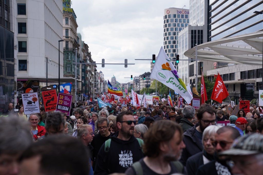 LegavreJerome's tweet photo. À une semaine du second meeting international contre la guerre à Londres, plus de 10 000 personnes de toute l’Europe manifestent à Bruxelles contre la guerre et les budgets de guerre. 
Une étape réussie dans la construction d’une mobilisation internationale contre nos gouvernements fauteurs de guerre.