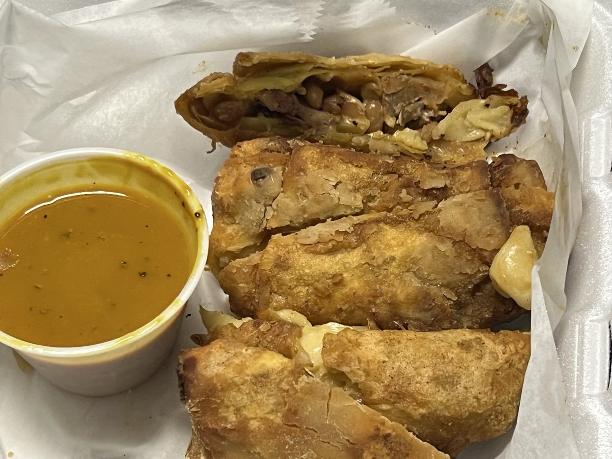 Hoffafiles's tweet photo. Just tried bbq egg rolls, and I am a big  fan.

(Has pork, bbq beans and Mac and cheese.) https://t.co/kHUpiACfmU
