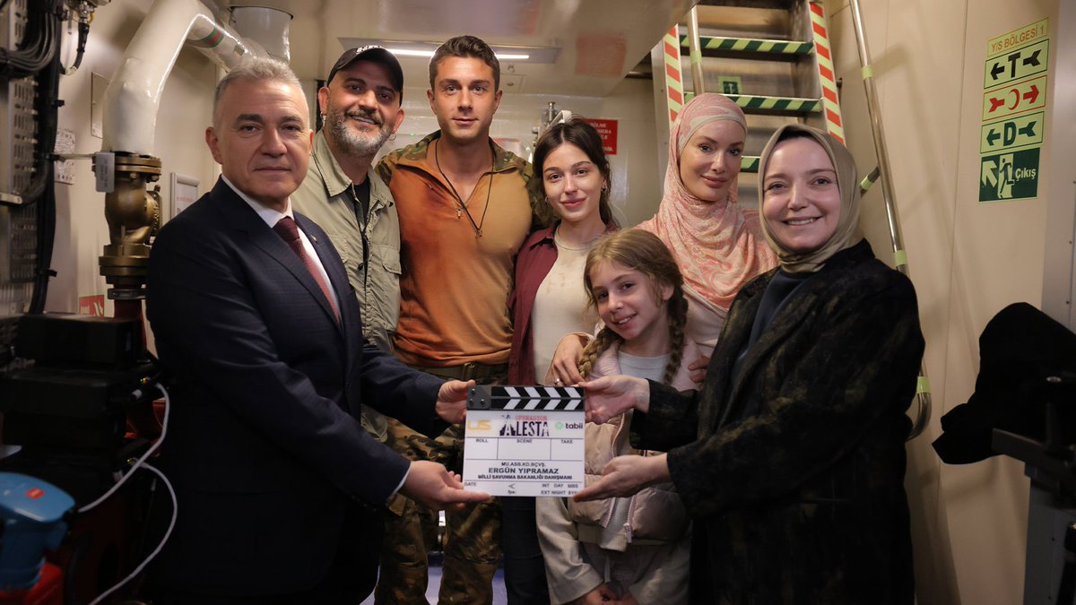 sryonal's tweet photo. Operasyon Alesta’da çekim serüvenimizin son günlerine yaklaşırken, dün setimizde Milli Savunma Bakan Danışmanı Sayın Ergün Yıpramaz’ı ağırlama fırsatı bulduk. Oyuncularımızla Operasyon Alesta klaketini ve TCG İstanbul maketini takdim ettik.
Nazik ziyaretleri, kıymetli destekleri ve güzel sohbetleri için kendilerine gönülden teşekkür ederiz.

@tabiiresmi  @tcsavunma 

#OperasyonAlesta #TCGİstanbul #DenizKuvvetleri #MSB #tabii