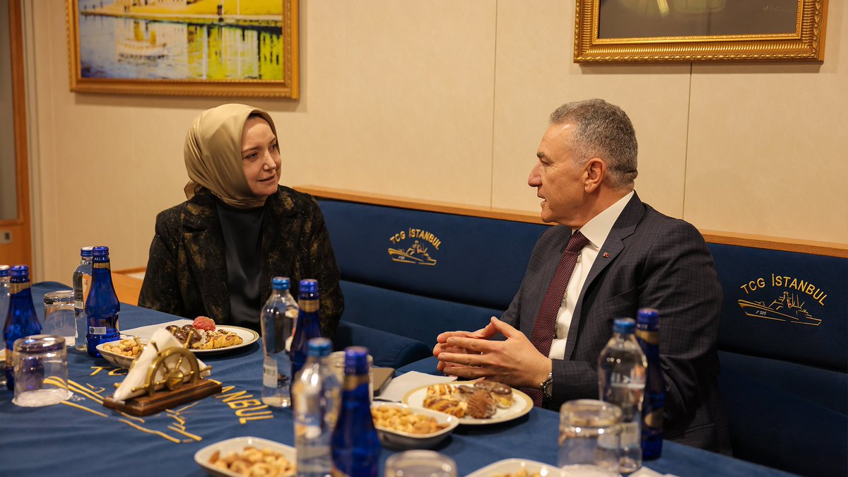 sryonal's tweet photo. Operasyon Alesta’da çekim serüvenimizin son günlerine yaklaşırken, dün setimizde Milli Savunma Bakan Danışmanı Sayın Ergün Yıpramaz’ı ağırlama fırsatı bulduk. Oyuncularımızla Operasyon Alesta klaketini ve TCG İstanbul maketini takdim ettik.
Nazik ziyaretleri, kıymetli destekleri ve güzel sohbetleri için kendilerine gönülden teşekkür ederiz.

@tabiiresmi  @tcsavunma 

#OperasyonAlesta #TCGİstanbul #DenizKuvvetleri #MSB #tabii