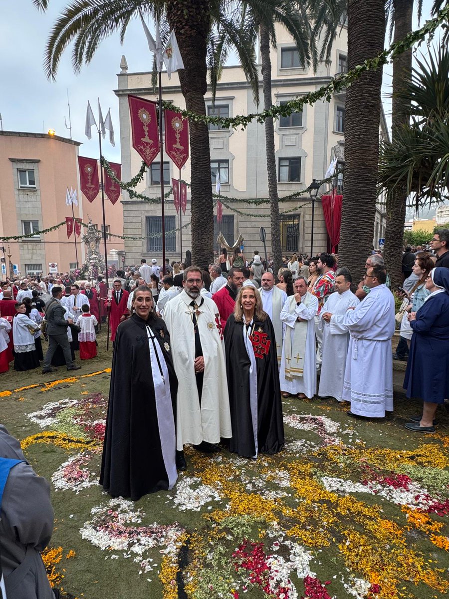 ocssj's tweet photo. La Lugartenencia en la Infraoctava del Corpus Christi en la Villa de La Orotava en la isla de Tenerife.
https://t.co/ROFwZOZI5O #ordendelsantosepulcro #ordendelsantosepulcroespaña #ocssj #oessh #embajadoresdepaz #deuslovult https://t.co/Di9pHRa2cw