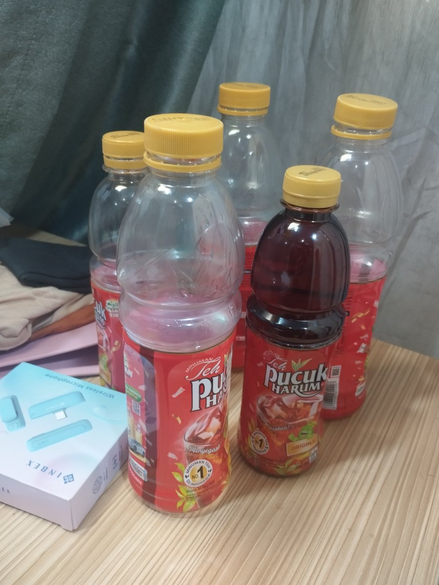unono's tweet photo. the amount of teh pucuk i consume 6 jam terakhir. yes belum yang dari pagi. https://t.co/9xdHJGZ8tZ
