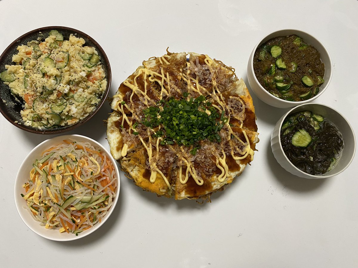 Keeeeey's tweet photo. 特大広島焼きと、もずく酢2種類と、ポテトサラダ😊
もずく大好き…岩もずくと花もずく？？？売っている間は沢山食べたい🤤 https://t.co/JBaIBxCudJ