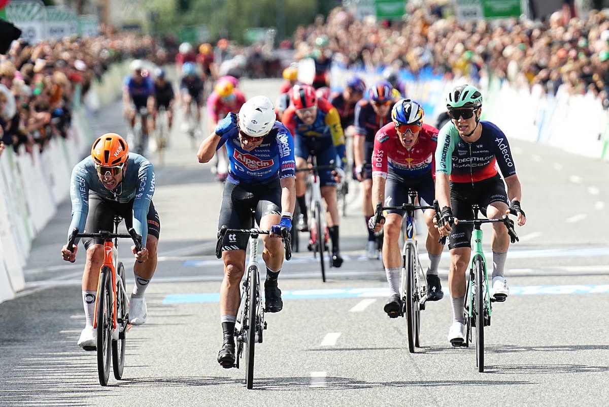 EsenciaCiclista's tweet photo. 🏆 Jasper Philipsen se lleva la victoria en la Copenhagen Sprint

👊 Se ha impuesto en la volata final por delante de Tobias Lund Andresen

🔝 Sam Welsford ha completado el podio

#EsenciaCiclista #ciclismo #cycling 
📸 Copenhagen Sprint https://t.co/14MU67AGy8