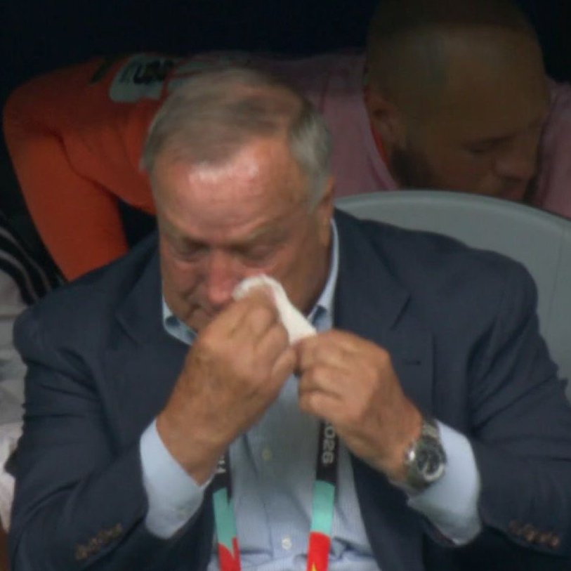 ActuFoot_'s tweet photo. Dick Advocaat 🇳🇱, sélectionneur de Curaçao 🇨🇼, EN LARMES avant le début du match. 🥺

Voilà ce que signifie la Coupe du monde. 🌎 https://t.co/1YMxxop6uX