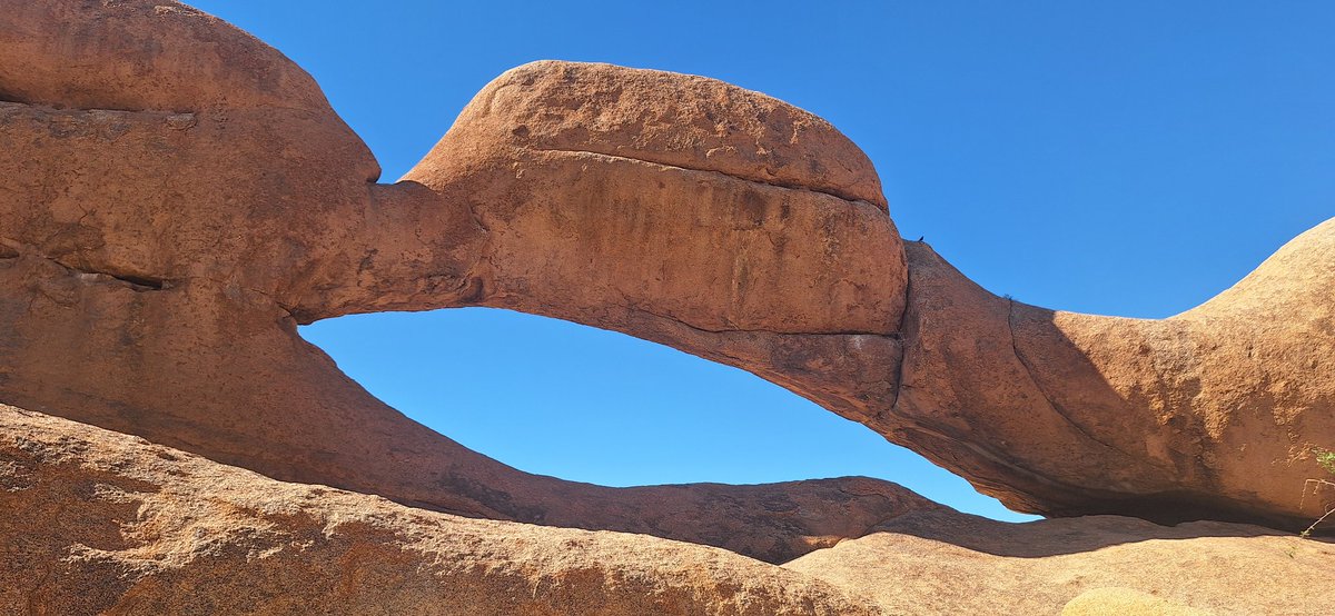 A3Vol's tweet photo. Vanuit Swakopmund een dag welwitschia route met o.a. moonvalley, een dag later naar de Spitzkoppe.
From Swakopmund a day Welwitschia route including Moon Valley, a day later to the Spitzkoppe.
#welwitscha #moonvalley #Spitzkoppe #rockarch #Namibië #namibia https://t.co/xKICl2M58c