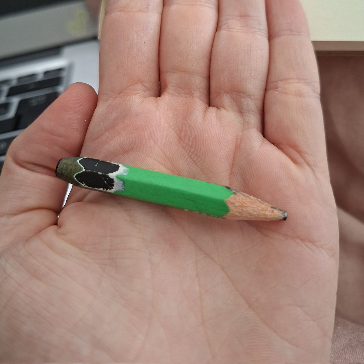 undertacoeur's tweet photo. I had to draw with this tinyyy pen bc my criterium broke 👹 https://t.co/tRJTz9FqRf