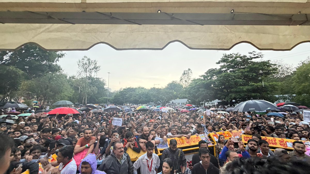 SauravDassss's tweet photo. HUGE number of people showed up at our protest today in Bangalore despite heavy rainfall! So so proud of the city’s spirit! And so very hopeful of a brighter future.

#CJPProtest 

@Cockroachisback https://t.co/P5TAC0xbeW
