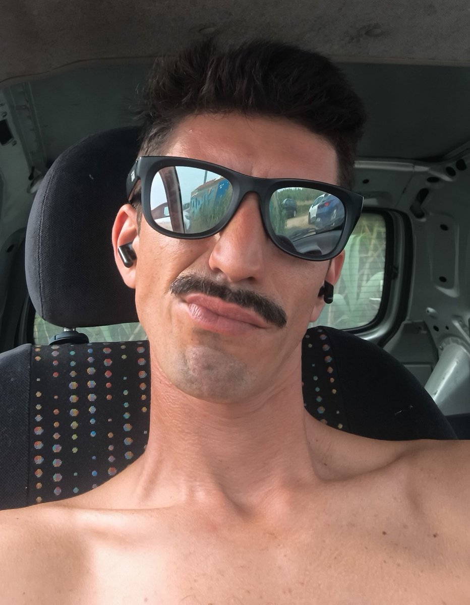 DRomao93's tweet photo. Como assim não há um emoji com bigode?? https://t.co/QPzRAYj0rZ