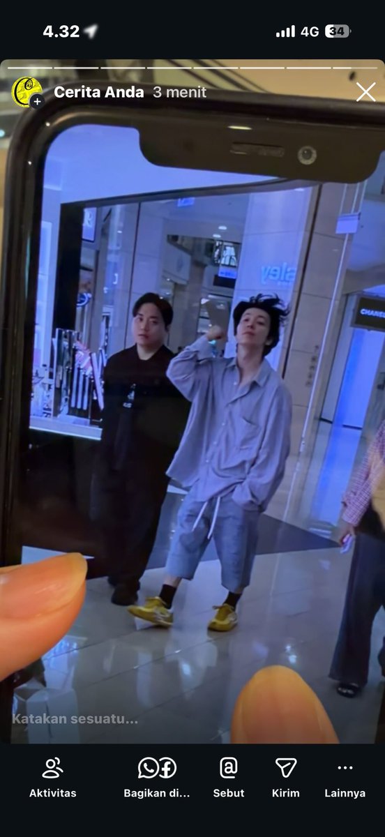 kim_haenne's tweet photo. Ealaahh yg ketemu donghae ternyata orang indo😂😂 
mbanya lucu &amp; kaget panikny ada bgt, lagi temenny clueless pooll "heh??ya po??"😂😂😂😂

Btw itu inwhu dah mau keluar tanduknya aja😶‍🌫️😶‍🌫️

Cr. yf28_0 https://t.co/FZ2bCW3BCD