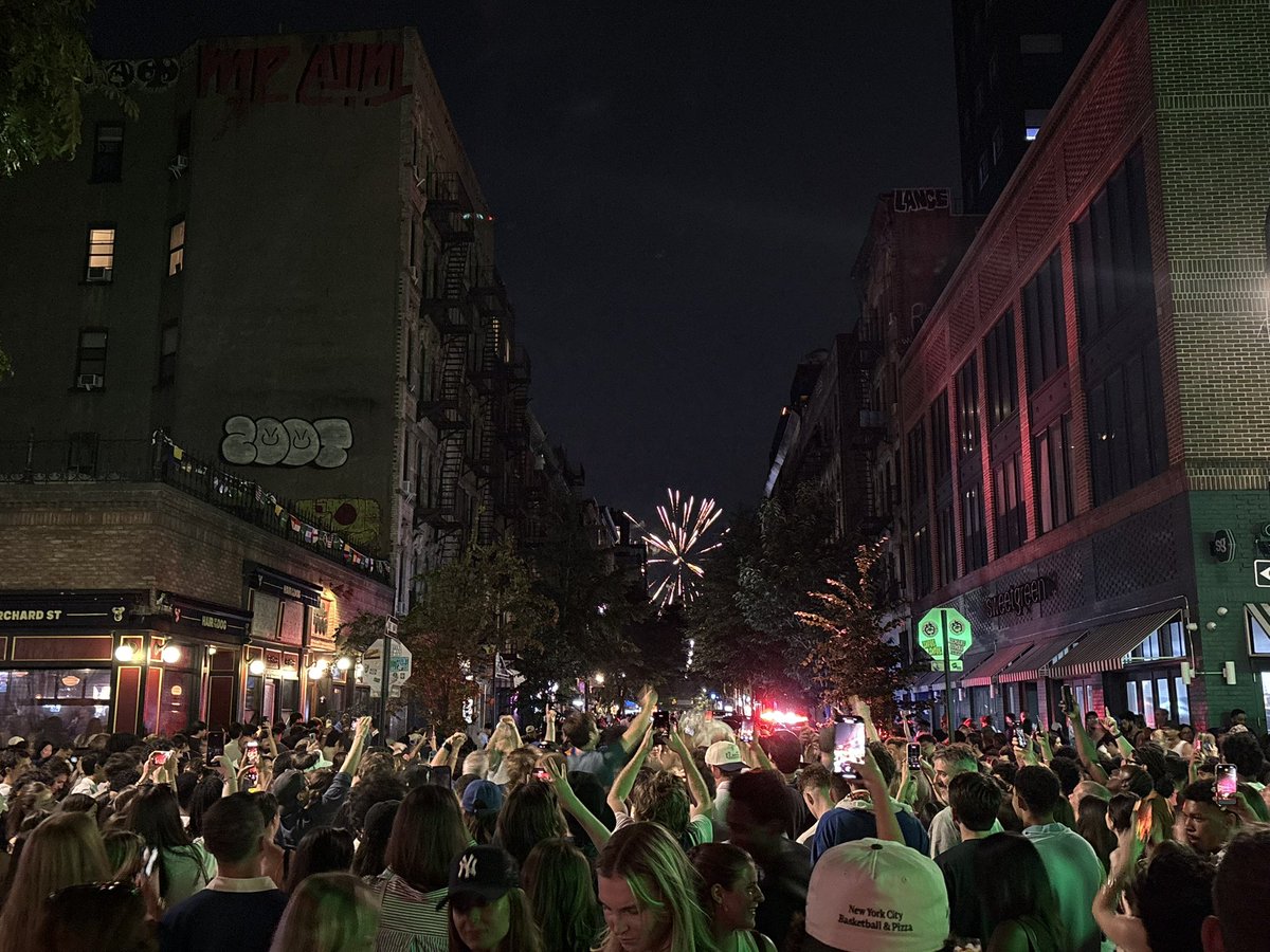sp1derpunk's tweet photo. i love my country new york city https://t.co/Bz4Nr3NW9B