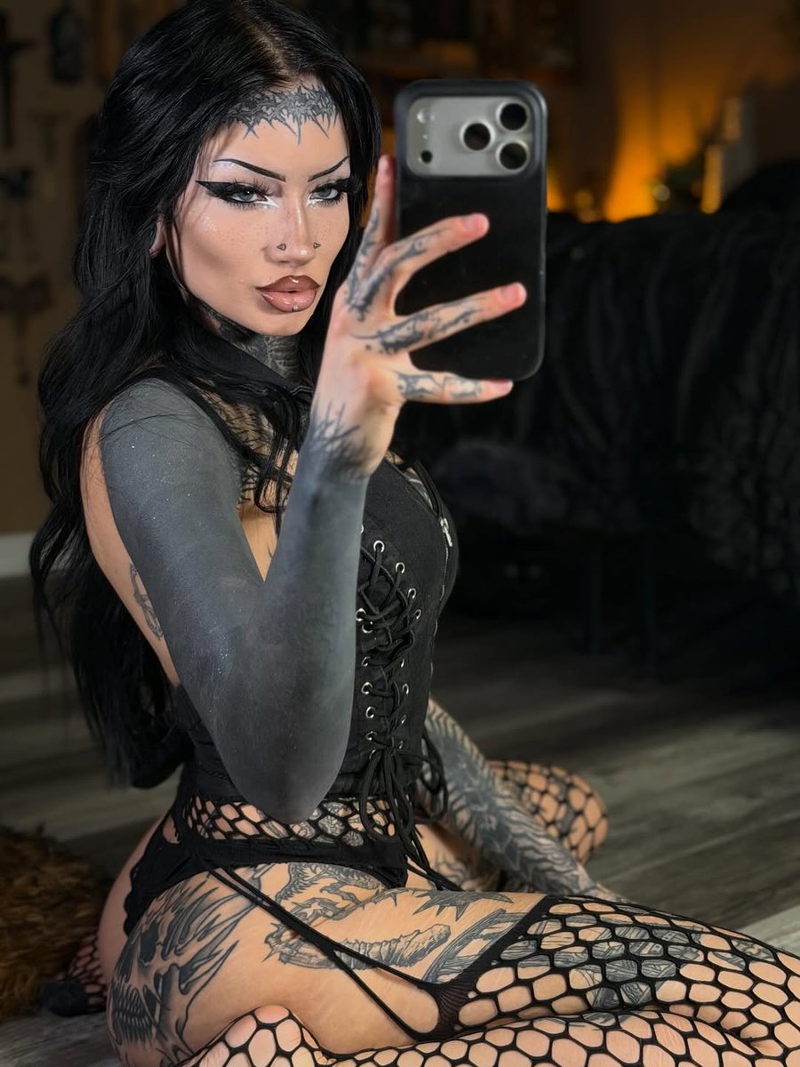 mazikeen myers tweet media