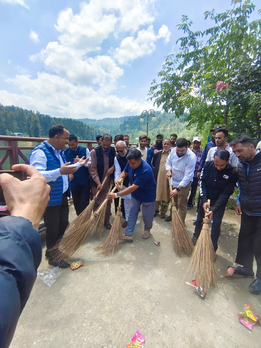 bjpbudgam4's tweet photo. BJP OBC Morcha Budgam conducted a mega cleanliness &amp; plantation drive at NeelNag under the leadership of Hakeem Ruhullah Gazi and State General Secretary OBC Morcha Fayaz Ah Najar. The initiative promoted environmental awareness,sustainable development and nature conservation. https://t.co/UaYZnGgBB4