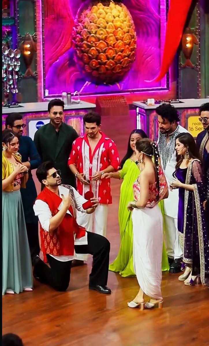 2Shanaya's tweet photo. Yeh kidhar gayaa episode se ???  #TejRan #LaughterChef https://t.co/rq3P2Bl08W