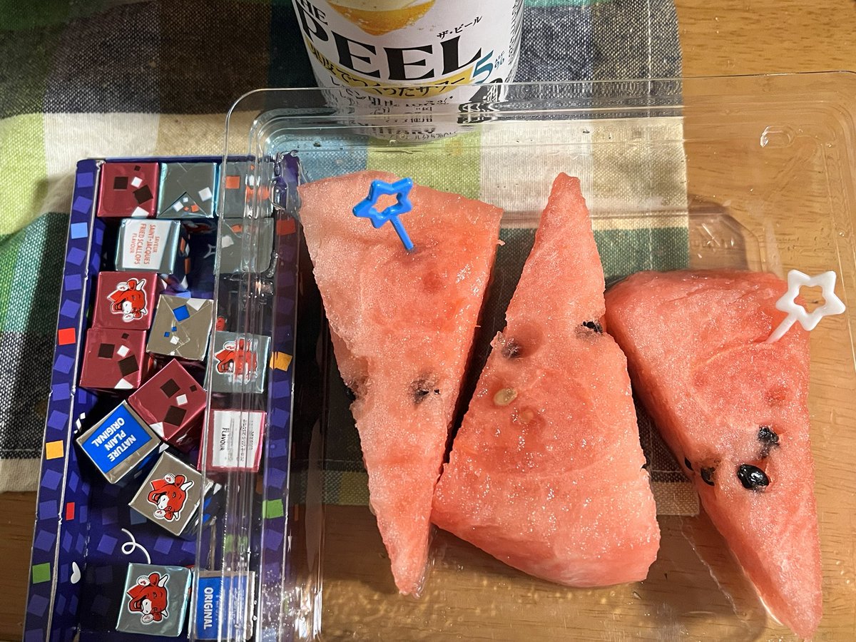 nerunchan's tweet photo. スイカ🍉ベルキューブ。
おしゃれにする盛り付けも無しで、
スイカとチーズの組み合わせがとても大好き!今夜はもうこのままね
もう月曜日だけれど、つまみます🍻
モネさんにも少〜しだけね🤏 https://t.co/QxcUCvE1WX