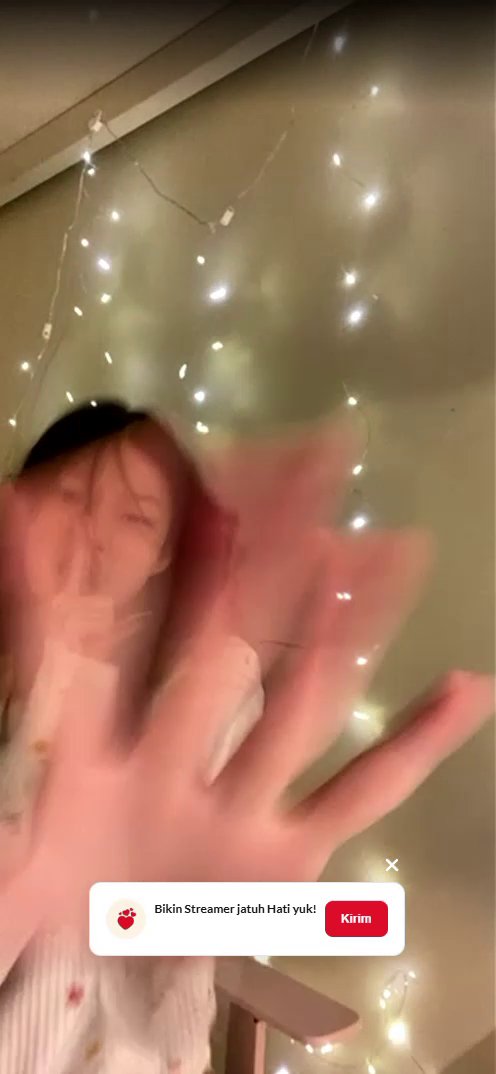 XineNoirluv's tweet photo. [ 🎺 ] Makasih banyak buat live malam ini ce makasih udah nunjukkin betapa centil nya diri mu  #Maxlive https://t.co/lYZNEbTxlJ