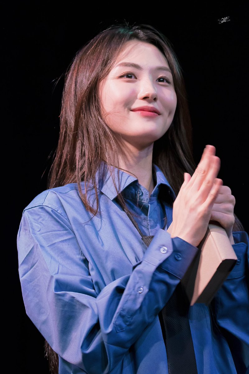yhy_ing's tweet photo. 260607 맨 끝줄 소년 커튼콜
클라우디오 役 | #윤하영 배우님

아주 눈이 부신 너를 숨김없이 보여줘📚 https://t.co/bhhNTsVyTQ