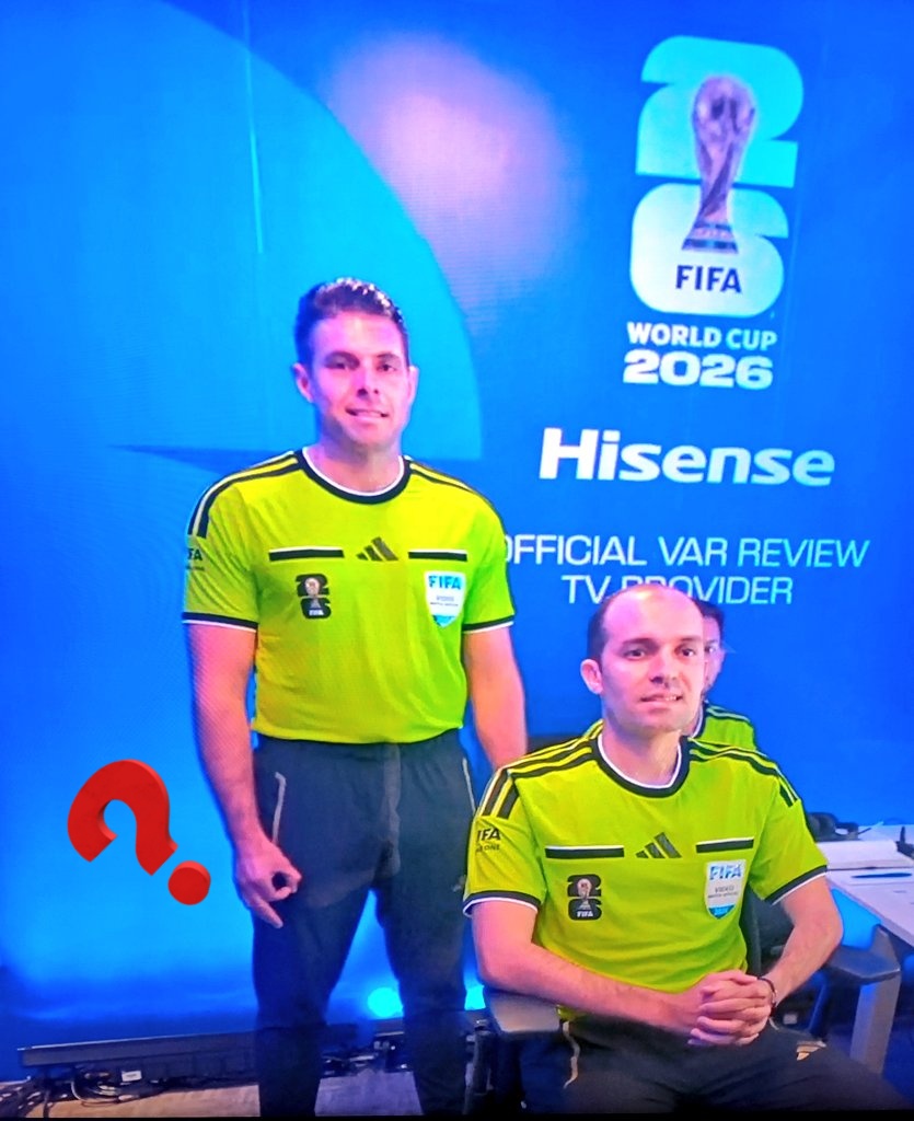 R4nzer's tweet photo. What is the ref doing with his hand there 🤔 https://t.co/8ac2YJvwzy