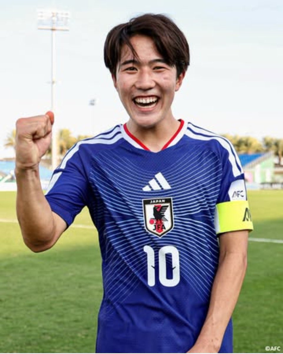 migue2vlc's tweet photo. Nuestros fichajes de verano de momento parecen un chiste nano:

"Esto es un negro, un holandes y un japonés que llegan a Valencia..." Jajsjajajsjjajajsjs https://t.co/vASLnkA2bq