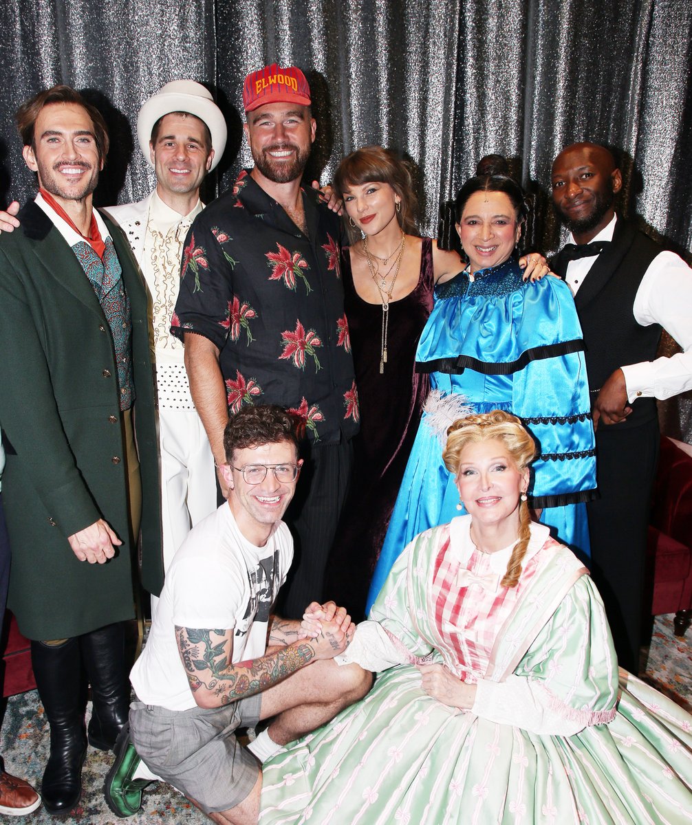 Variety's tweet photo. Taylor Swift and Travis Kelce See ‘Oh, Mary!’ on Broadway!
https://t.co/GD6Lum0YPe
(photo by Bruce Glikas @bruglikas @broadwaybruce_) https://t.co/HtKszLcVfD