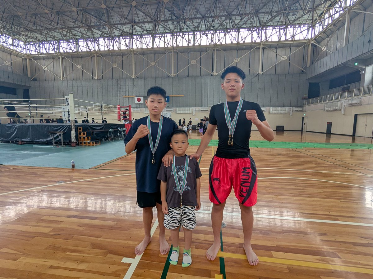 junrequiem's tweet photo. 本日は、滋賀県栗東でキックボクシングの大会があり、うちから
力、ときくん、しきくんの３人が参戦!
力、判定勝ち、KO勝ち!
ときくん、判定勝ち!
しきくん、判定勝ち!
全勝でしたっ!
強いっ😳
キッズから高校生になった力と、キッズたちの成長速度はやいっ!
お疲れ様でした🙏 https://t.co/M6ND3dhnIM