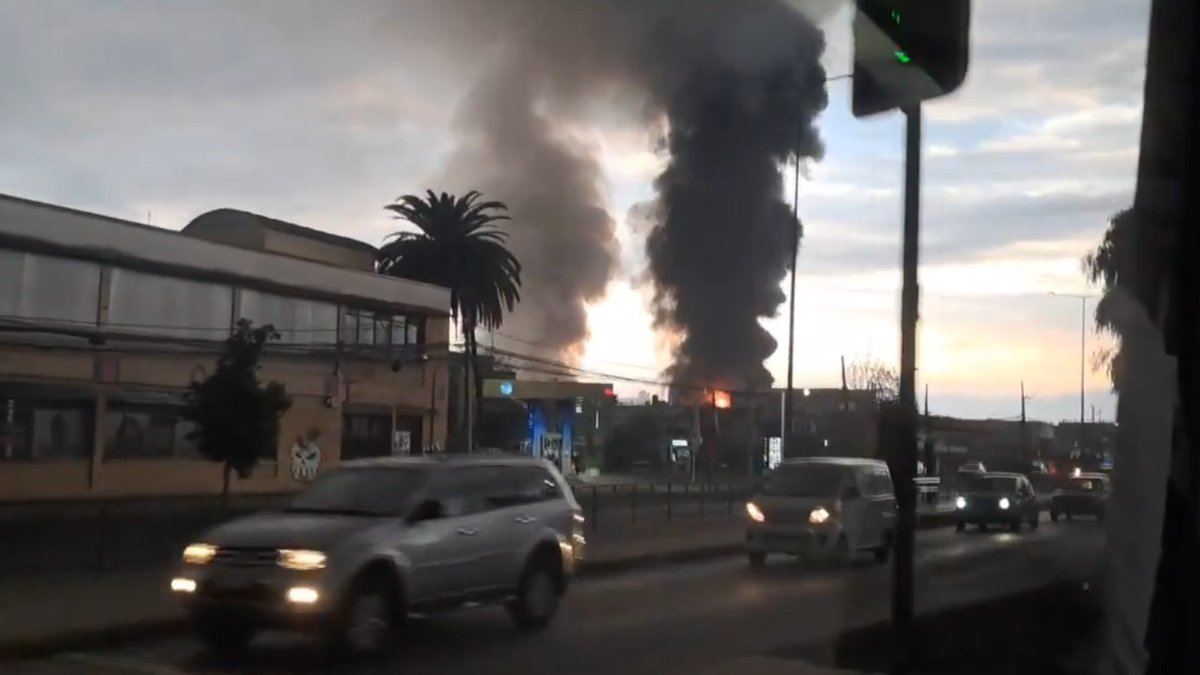 Cooperativa's tweet photo. Gran nube tóxica y negra emana de incendio en recicladora de neumáticos en Cerrillos https://t.co/hjqtLTNk8n https://t.co/eMRPSYLTP0