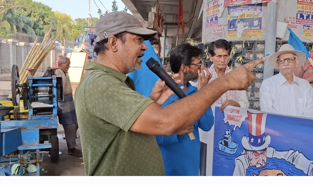 Anishankur's tweet photo. On 98th birth anniversary of Che guvera AIPSO organised a protest march against the illegal and inhuman blockade of Cuba by American imperialism.  Starting from Maitri-Shanti Bhavan the march culminated at Patna college  gate. A host of speakers explained the situation in Cuba. https://t.co/MM1C7SdoHV