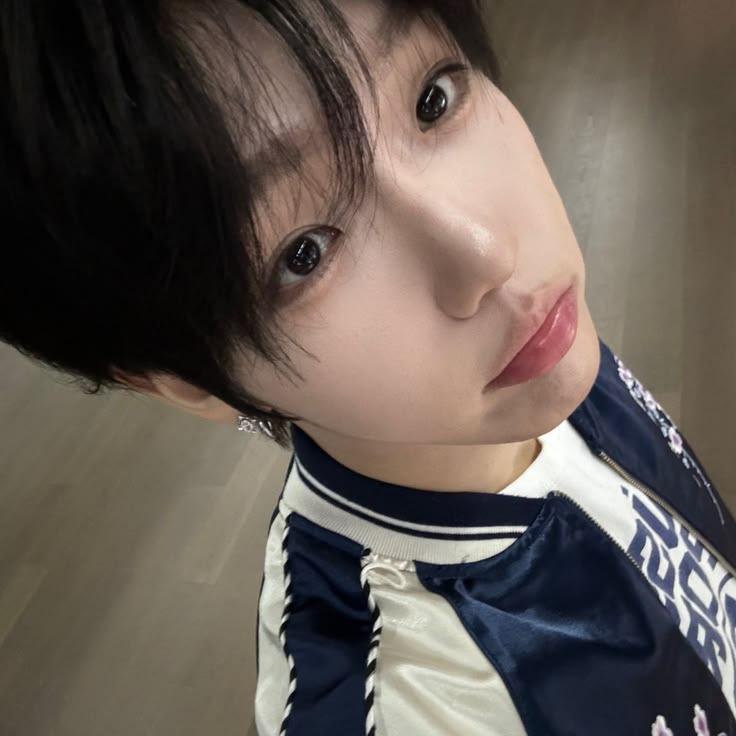 Mintfoxuno's tweet photo. Well my first time joining modu selca day 
#moduselcaday #modyssey #모디세이  #LIZIHAO #리즈하오 #李梓豪 #SUREN #수런 #苏仁 https://t.co/tN8umsXgSF